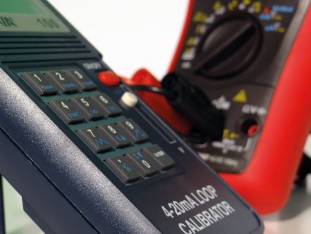 PROVA-100 | Calibrateur de boucle tension / courant, 24 V / 24 mA, avec clavier numérique 