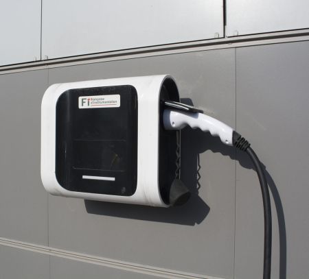 FI-RVE-WM12 | Boitier mural de recharge de véhicules électriques 7.4 kW monophasé avec prise type 2 